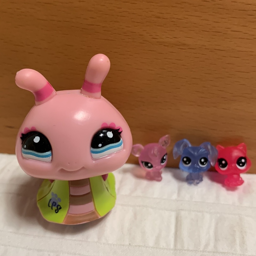 Littlest Pet Shop Walkables Snail w/3 Toy Sisters